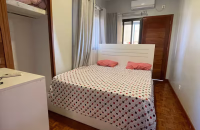 ALUGUEL: T2 Moderno na Polana Cimento A com Vista para a Baía | Segurança Reforçada